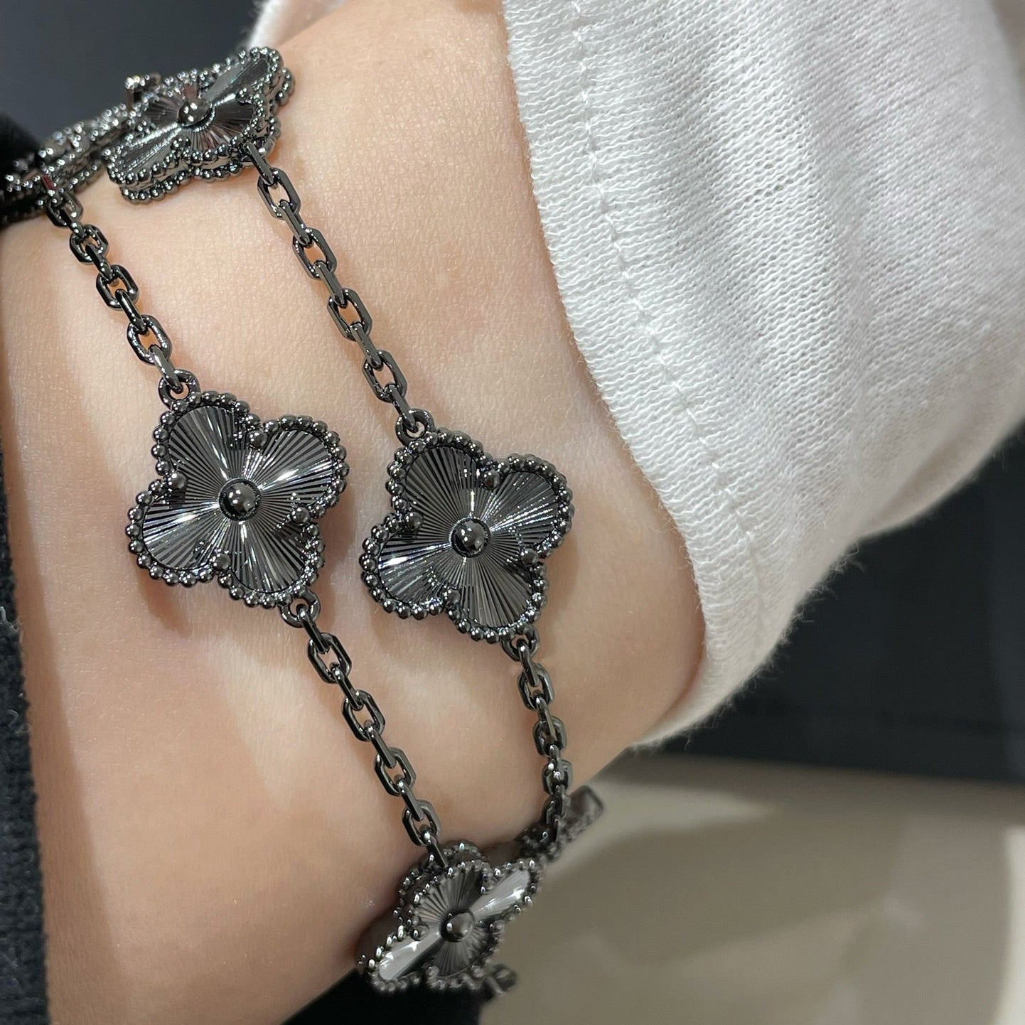 [Lumi]Neues schwarzes Armband mit Kleeblattmotiv (5 Motive)