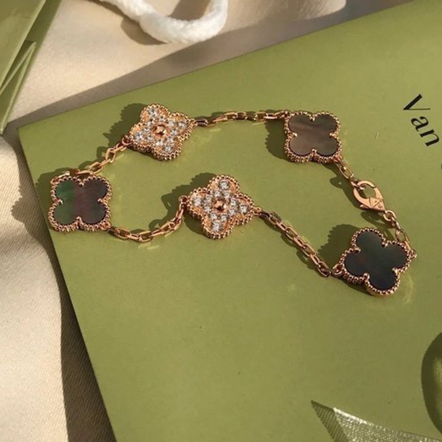 [Lumi jewelry] CLOVER 5 MOTIF GRAY MOP BRACELET COLLECTION