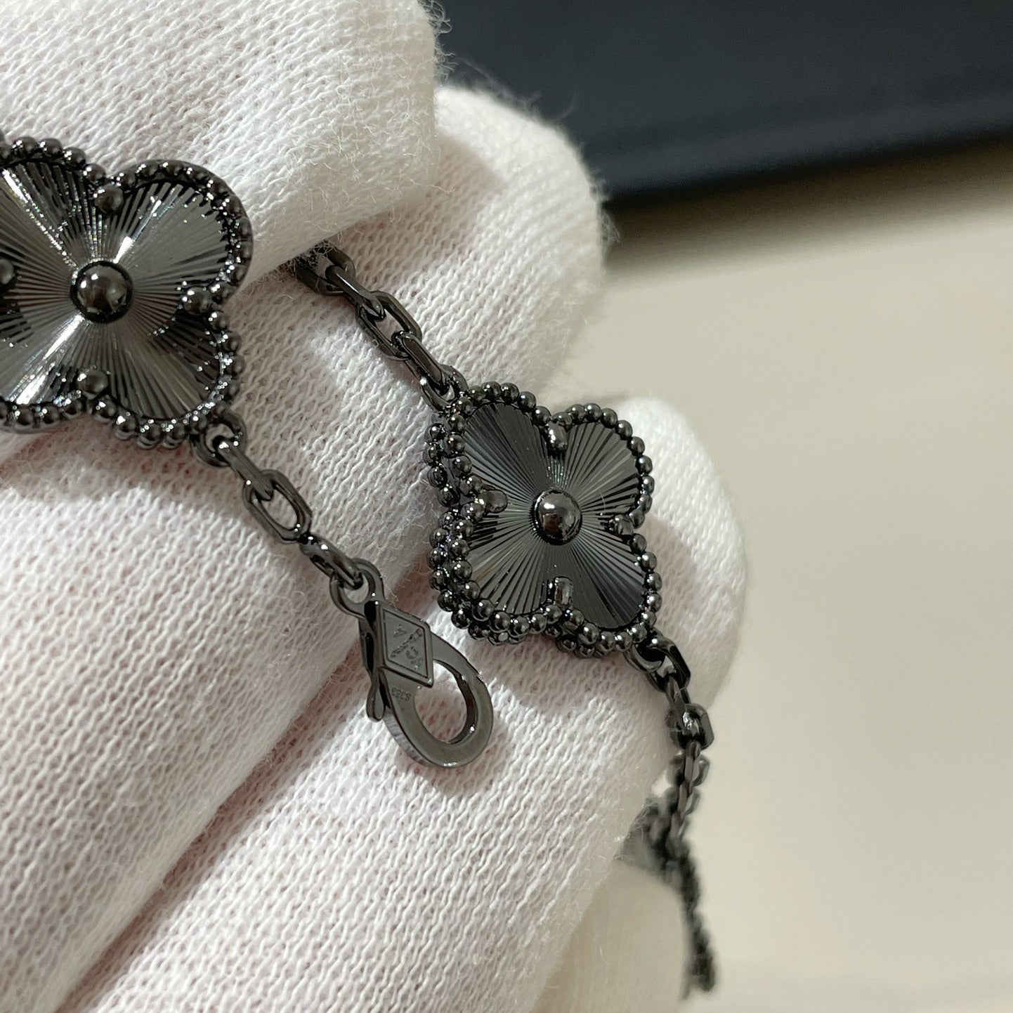 [Lumi]Neues schwarzes Armband mit Kleeblattmotiv (5 Motive)