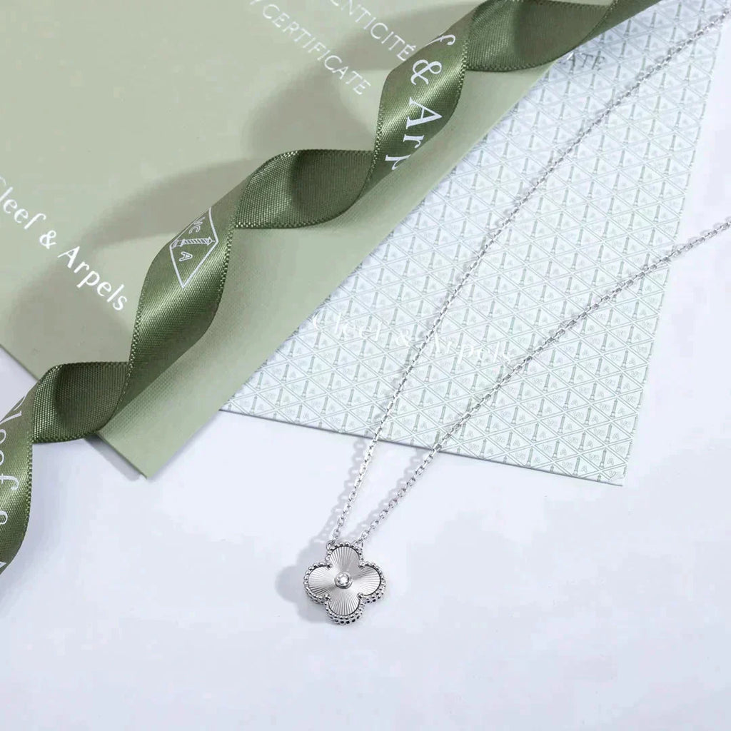 Lumi® CLOVER 15MM DIAMANT-LASER-HALSKETTE SILBER
