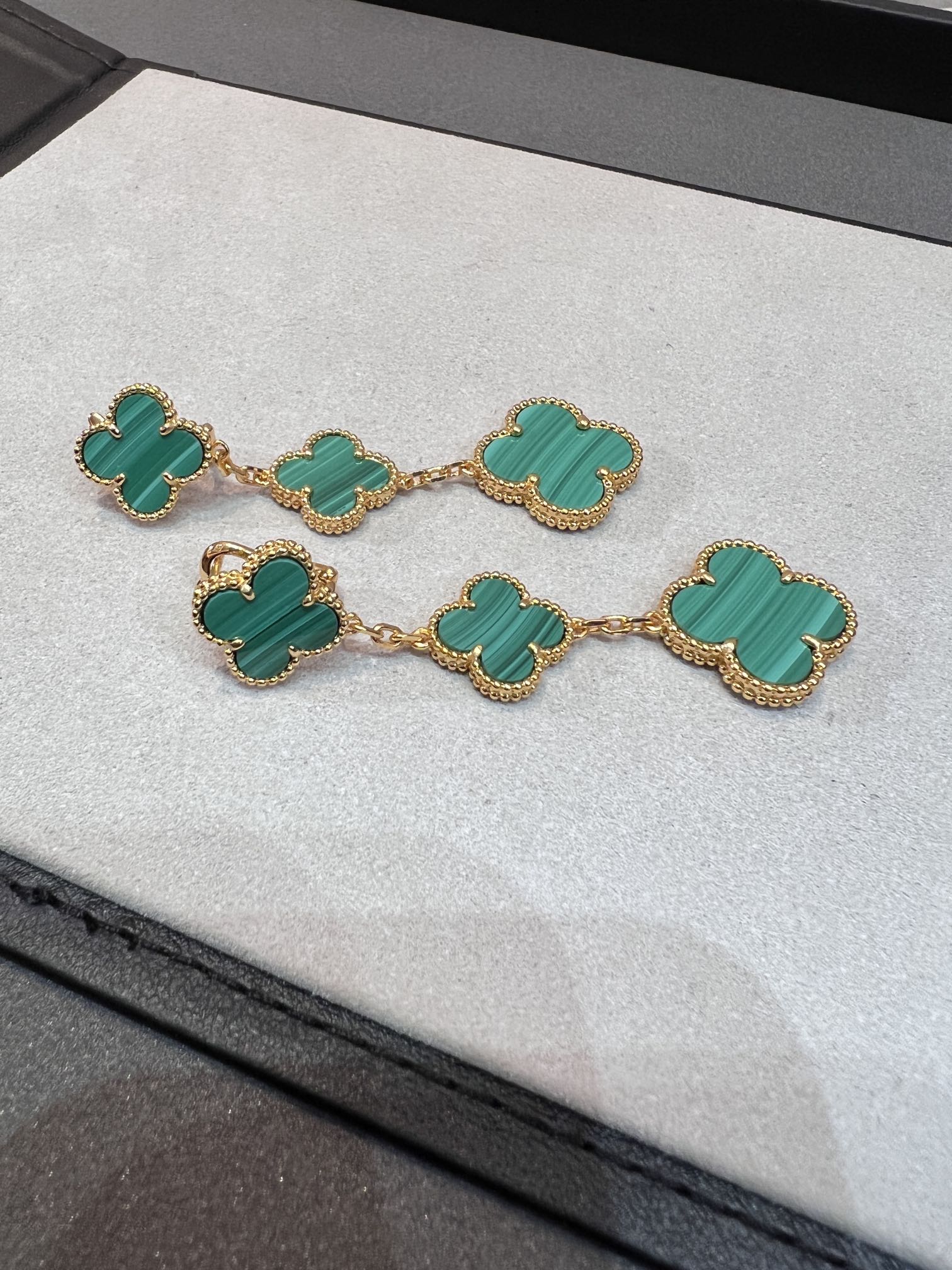 ¡®Lumi¡¯CLOVER MALACHITE 3 MOTIFS GOLD