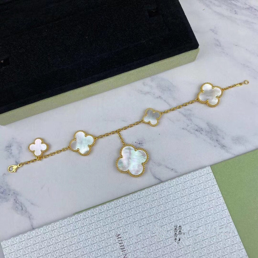 Lumi® Magisches Kleeblatt-Armband mit Moppmotiven in Gold, 5 Motive