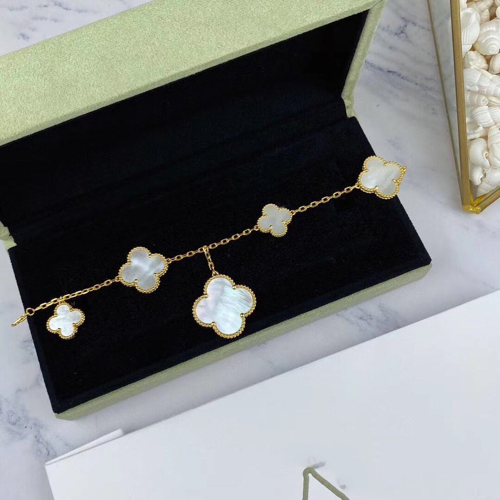 Lumi® Magisches Kleeblatt-Armband mit Moppmotiven in Gold, 5 Motive