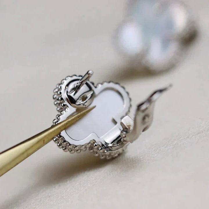Lumi® CLOVER MEDIUM 1 MOTIFS WHITE MOP EARRINGS SILVER