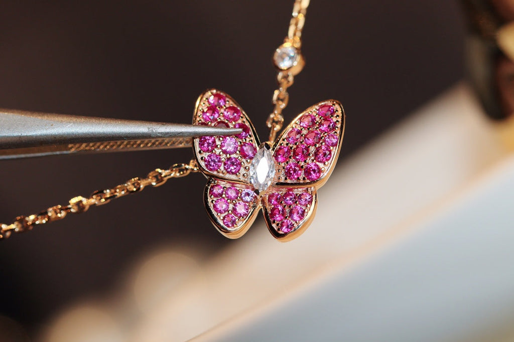 Lumi® Schmetterlings-Halskette aus rotem Diamanten in Roségold