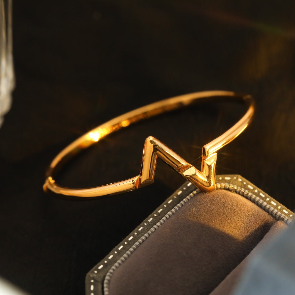 ¡®Lumi¡¯VOLTE UPSITE DOWN ARMBAND