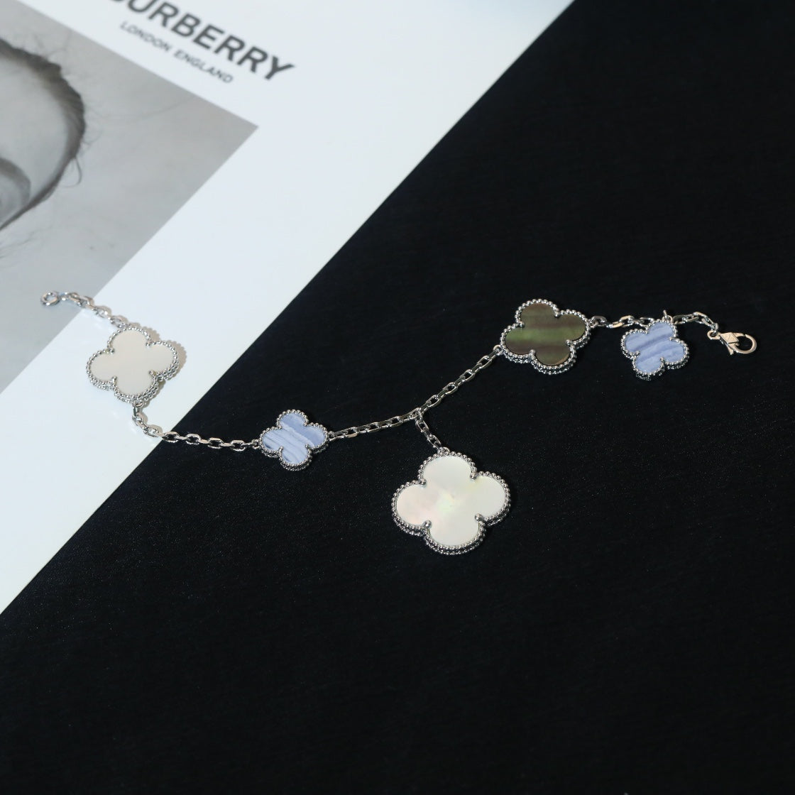 Lumi® Kleeblatt-Armband mit 5 Motiven, Perlmutt, Chalcedon, Silber 