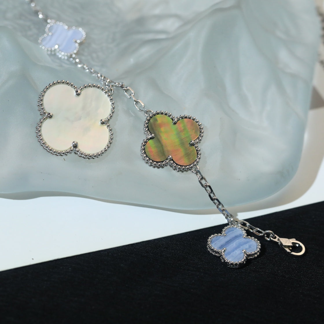 Lumi® Kleeblatt-Armband mit 5 Motiven, Perlmutt, Chalcedon, Silber 