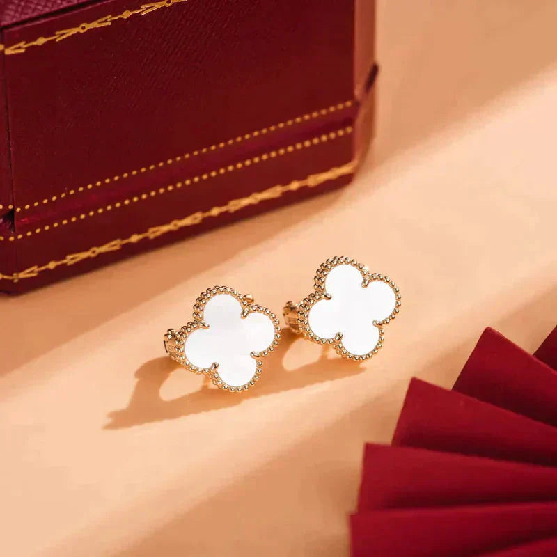 Lumi® CLOVER MEDIUM 1 MOTIFS WHITE MOP STUD EARRINGS