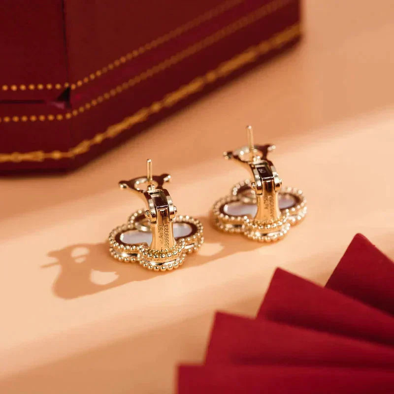 Lumi® CLOVER MEDIUM 1 MOTIFS WHITE MOP STUD EARRINGS