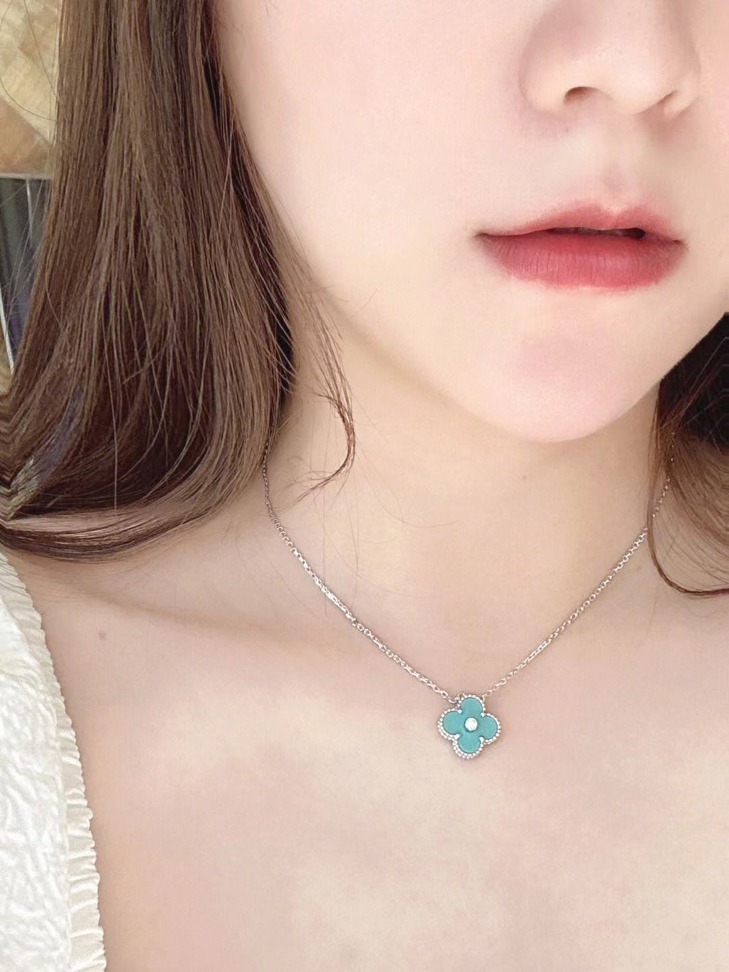 LumiClover 1 Diamant-Halskette aus hellblauem Silber