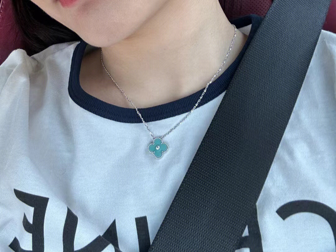LumiClover 1 Diamant-Halskette aus hellblauem Silber