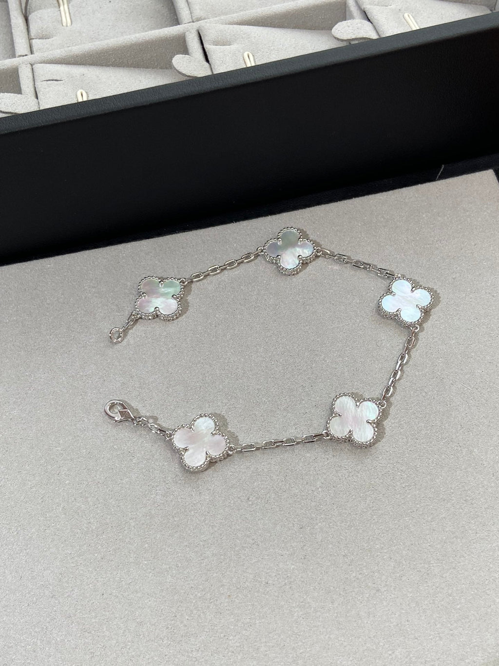 [Lumi] Neue Armbandkollektion CLOVER WHITE PEARL MOP 5 mit Motiven