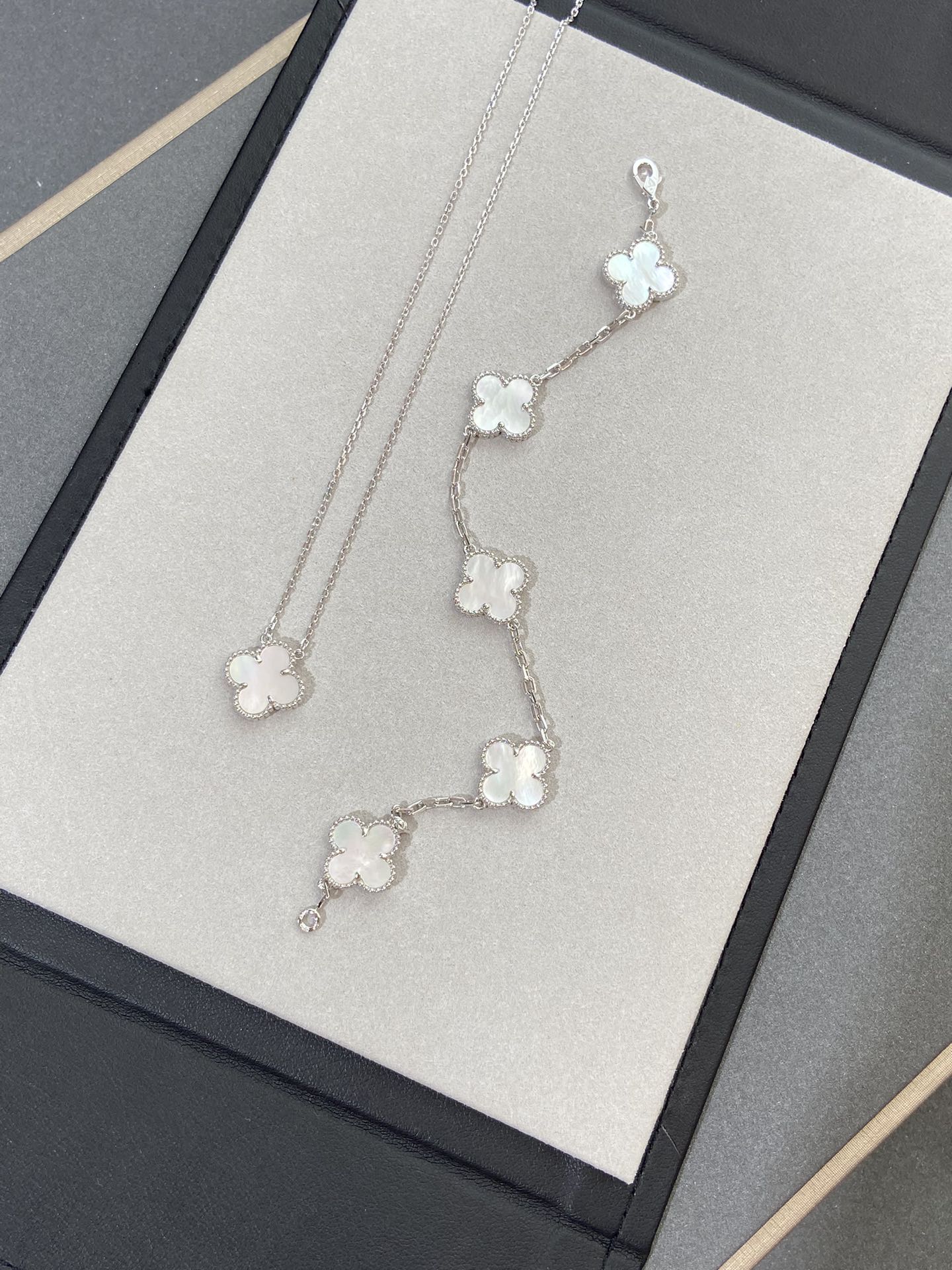 [Lumi jewelry]CLOVER WHITE PEARL MOP 5 MOTIF BRACELET COLLECTION