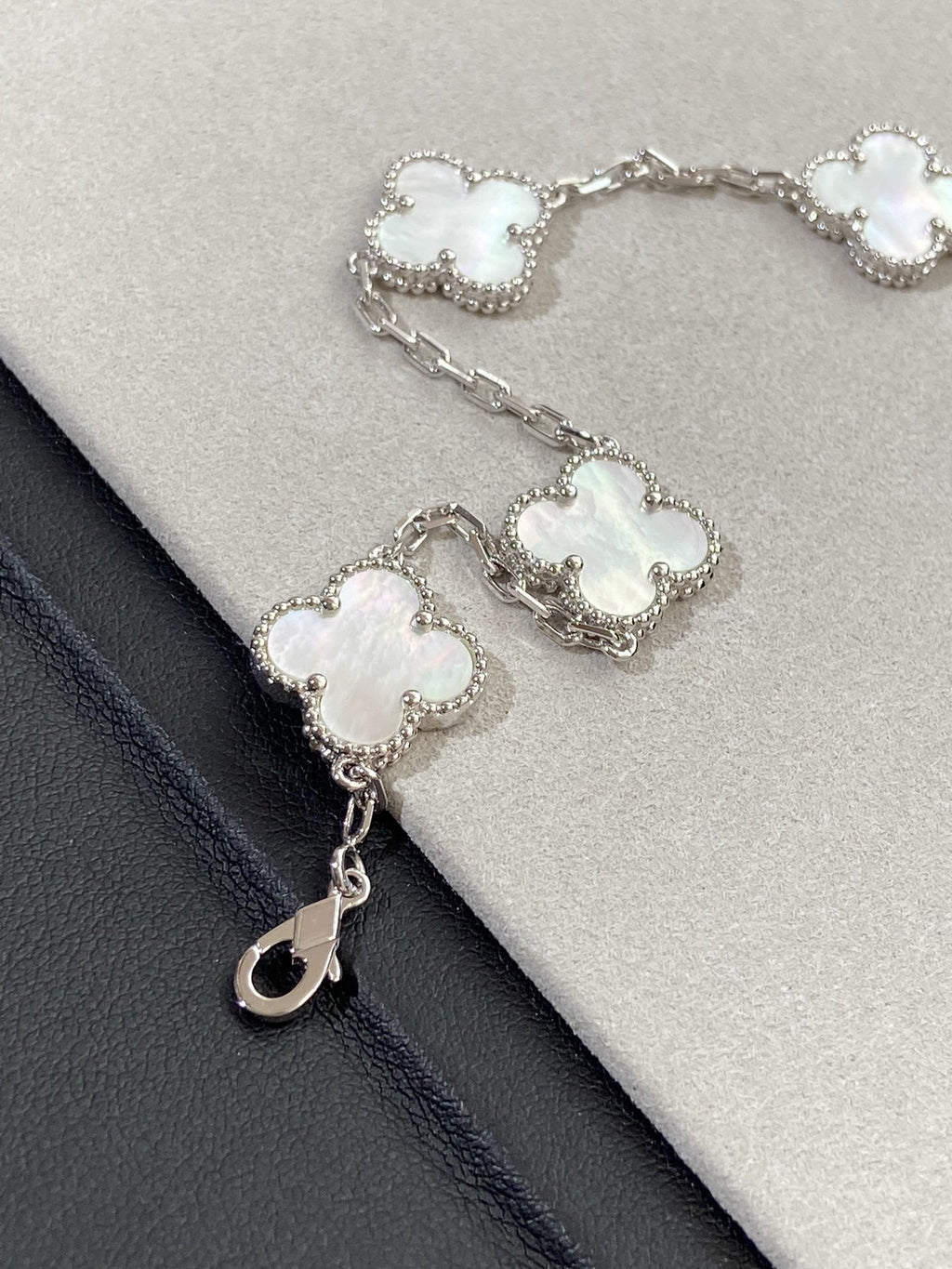 [Lumi jewelry]CLOVER WHITE PEARL MOP 5 MOTIF BRACELET COLLECTION