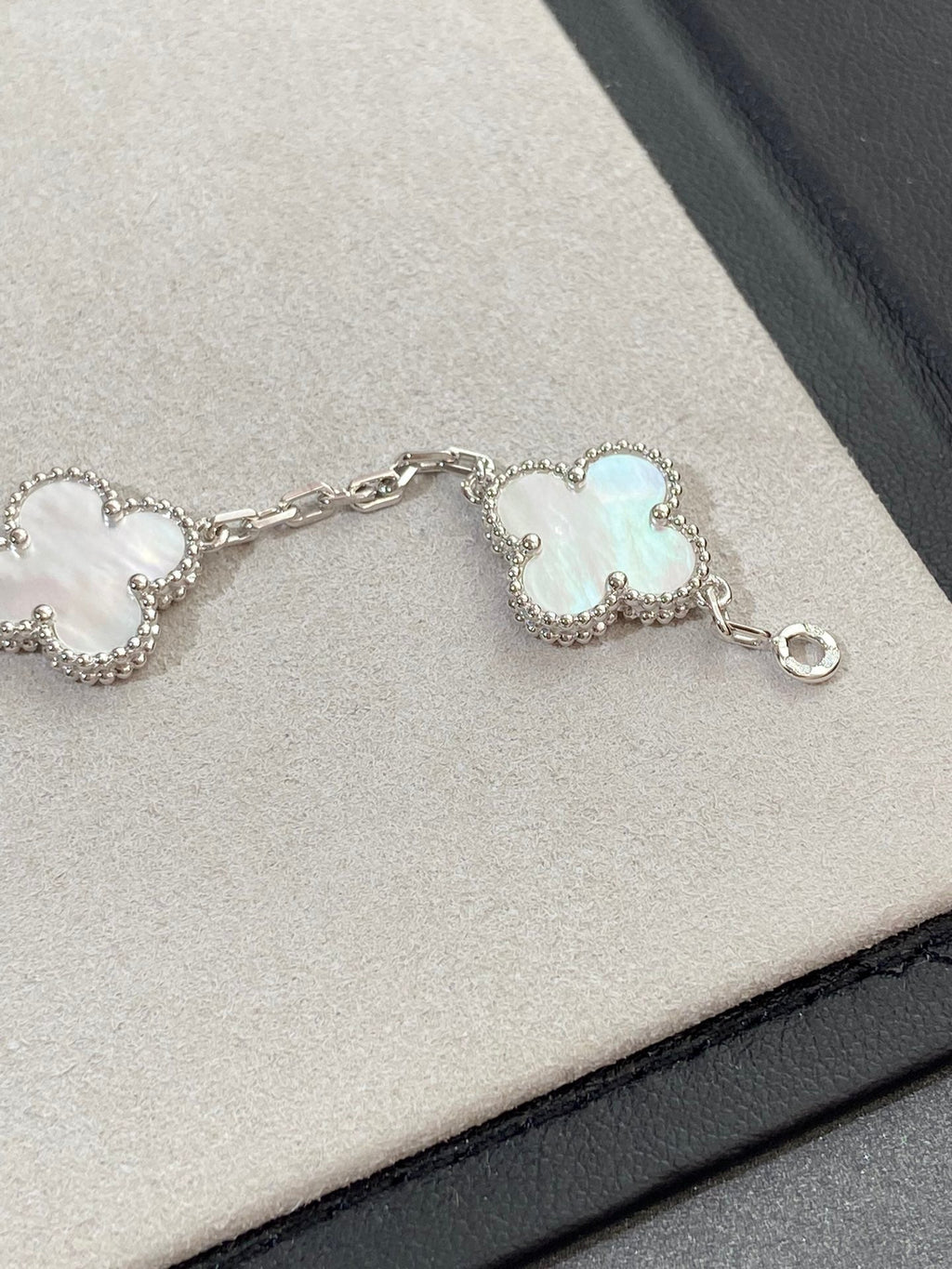[Lumi] Neue Armbandkollektion CLOVER WHITE PEARL MOP 5 mit Motiven
