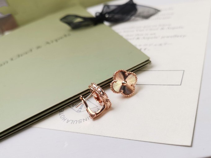 Lumi CLOVER MEDIUM STUD EARRINGS