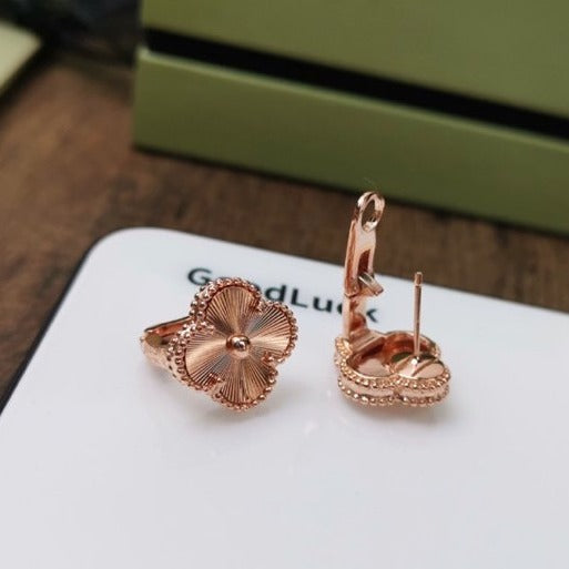 Lumi CLOVER MEDIUM STUD EARRINGS
