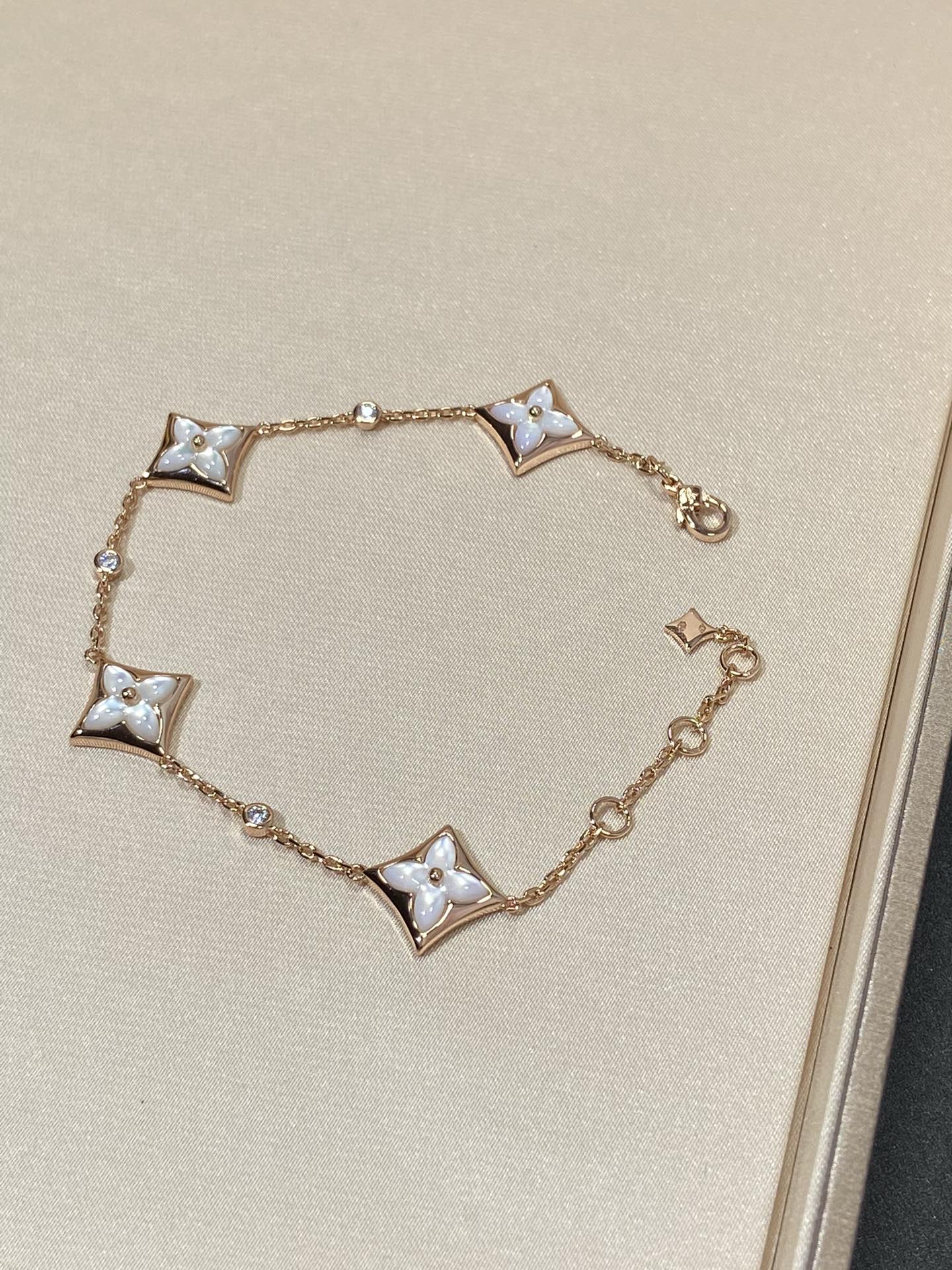 ¡®Lumi¡¯STAR 4 MOTIF MOP DIAMOND PINK GOLD BRACELET