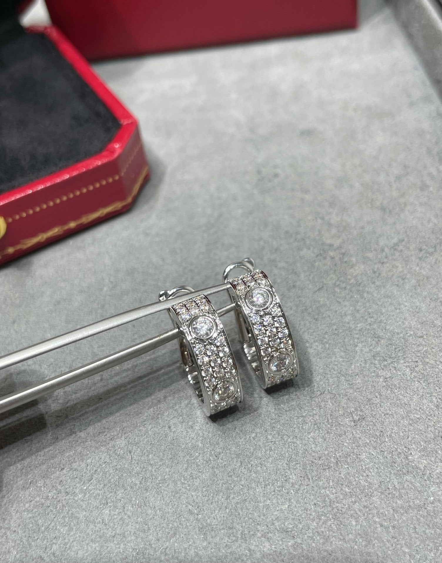 Lumi's LOVE 5,5 mm Diamant-Pavé-Ohrringe