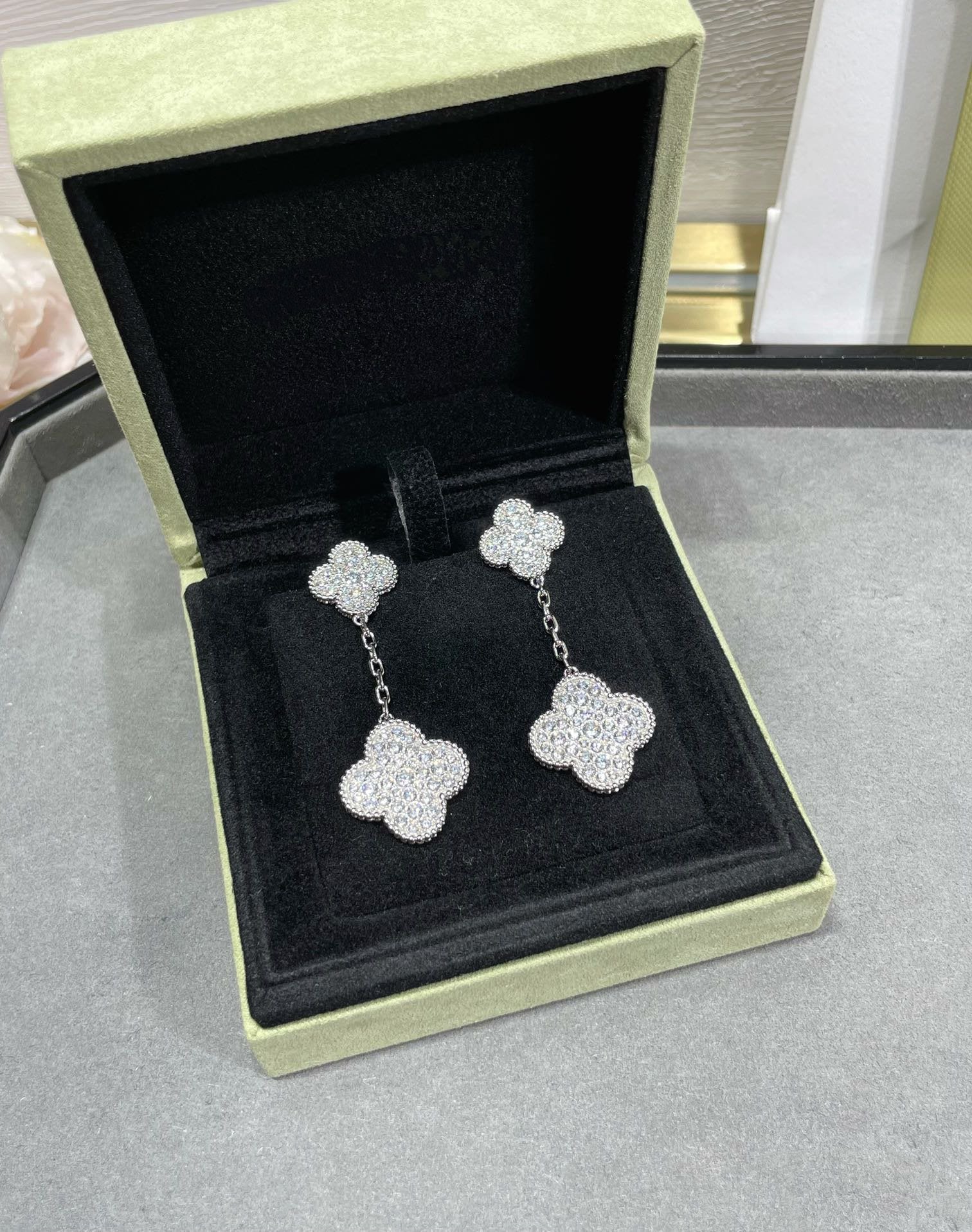 Lumi® KLEE-OHRRINGE MIT 2 MOTIVEN, DIAMANTENBEFESTIGT