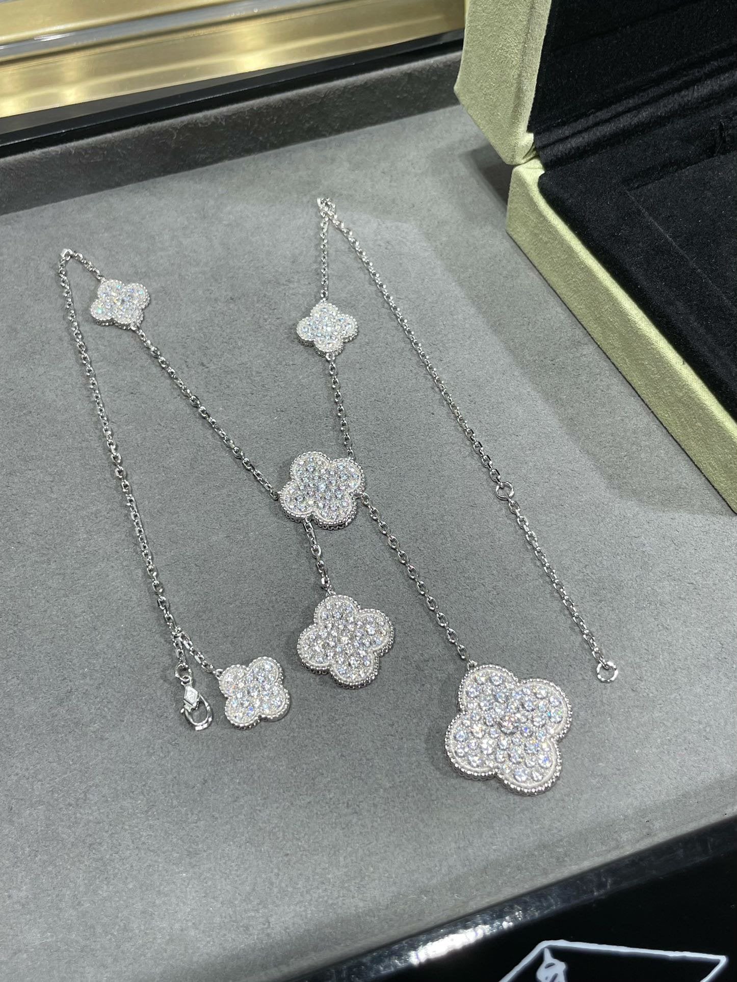 ¡®Lumi¡¯CLOVER 6 MOTIF DIAMOND PAVED NECKLACE