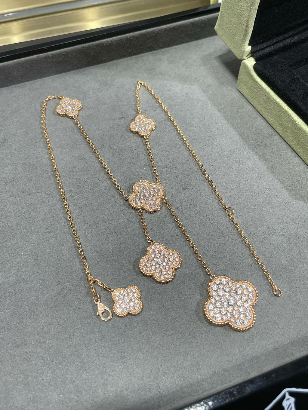 Lumi® Kleeblatt-Halskette mit 6 Diamantmotiven
