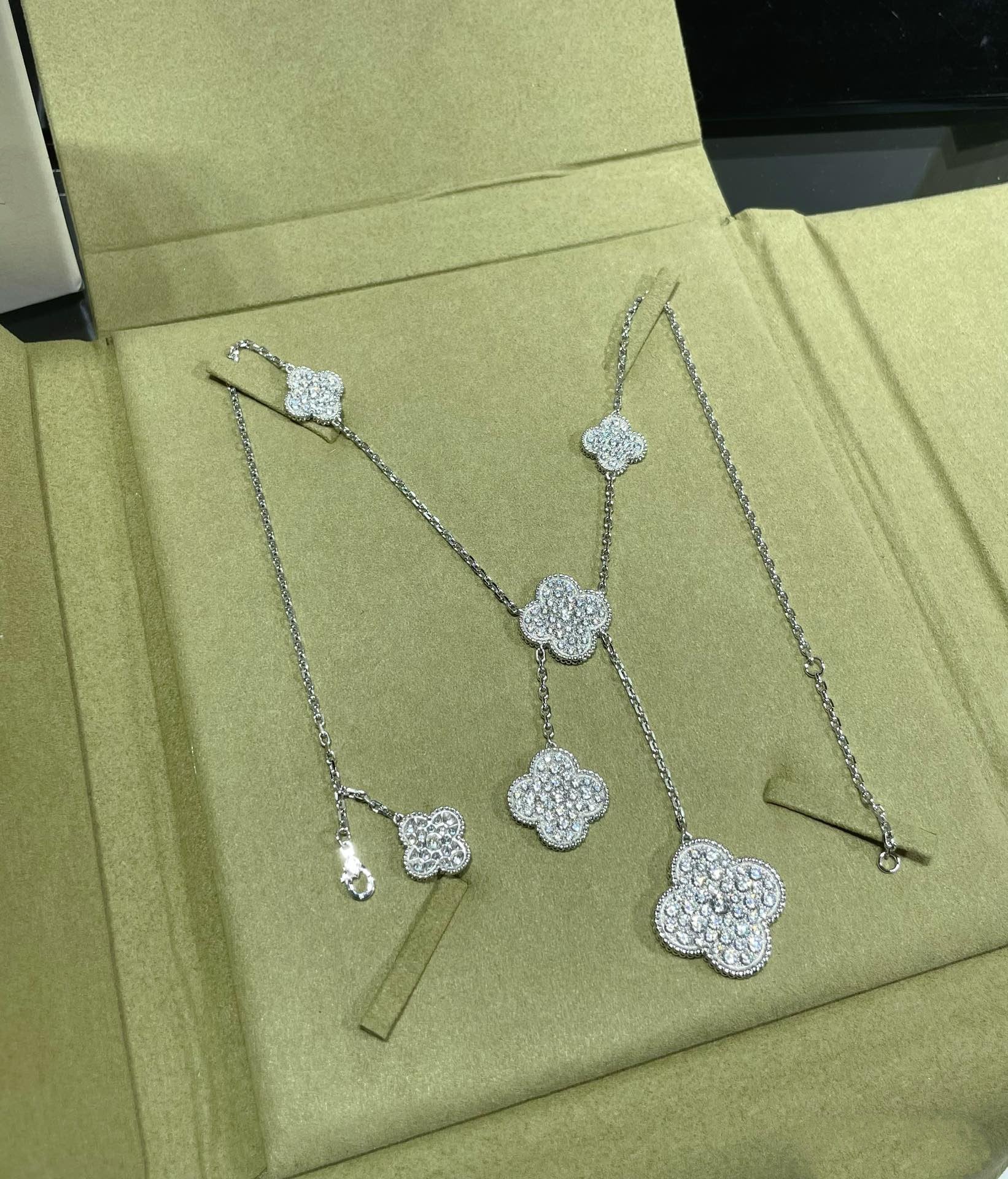 Lumi® Kleeblatt-Halskette mit 6 Diamantmotiven