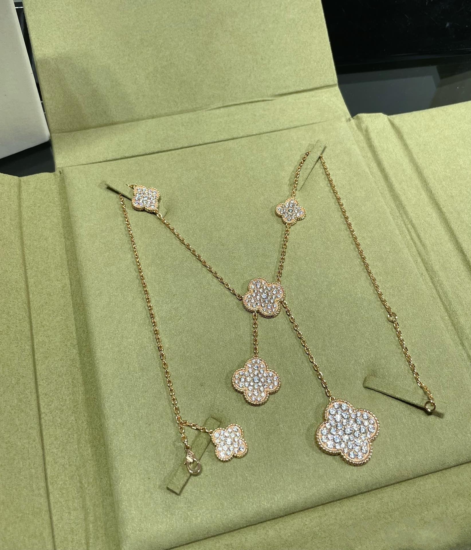 Lumi® Kleeblatt-Halskette mit 6 Diamantmotiven