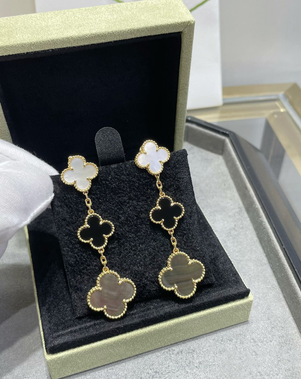 Lumi® CLOVER 3 MOTIF MOP ONYX DARK MOP PINK GOLD EARRINGS