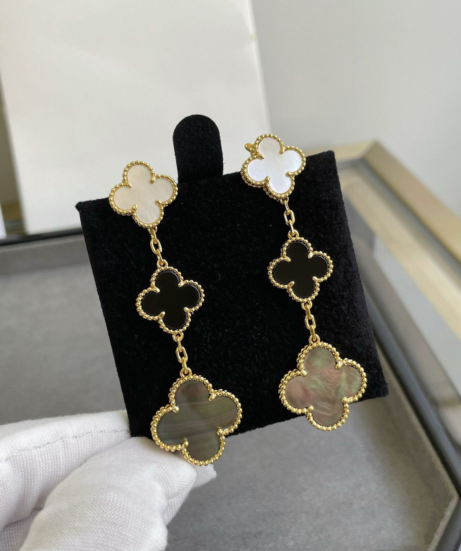 Lumi® CLOVER 3 MOTIF MOP ONYX DARK MOP PINK GOLD EARRINGS