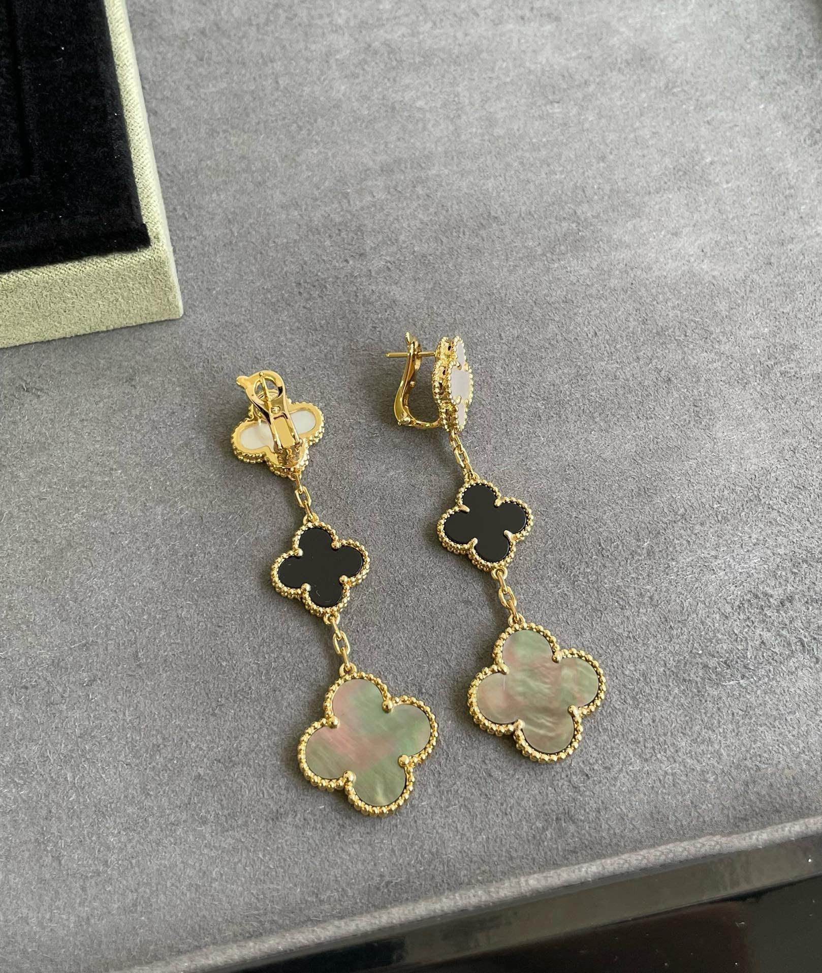 Lumi® CLOVER 3 MOTIF MOP ONYX DARK MOP PINK GOLD EARRINGS