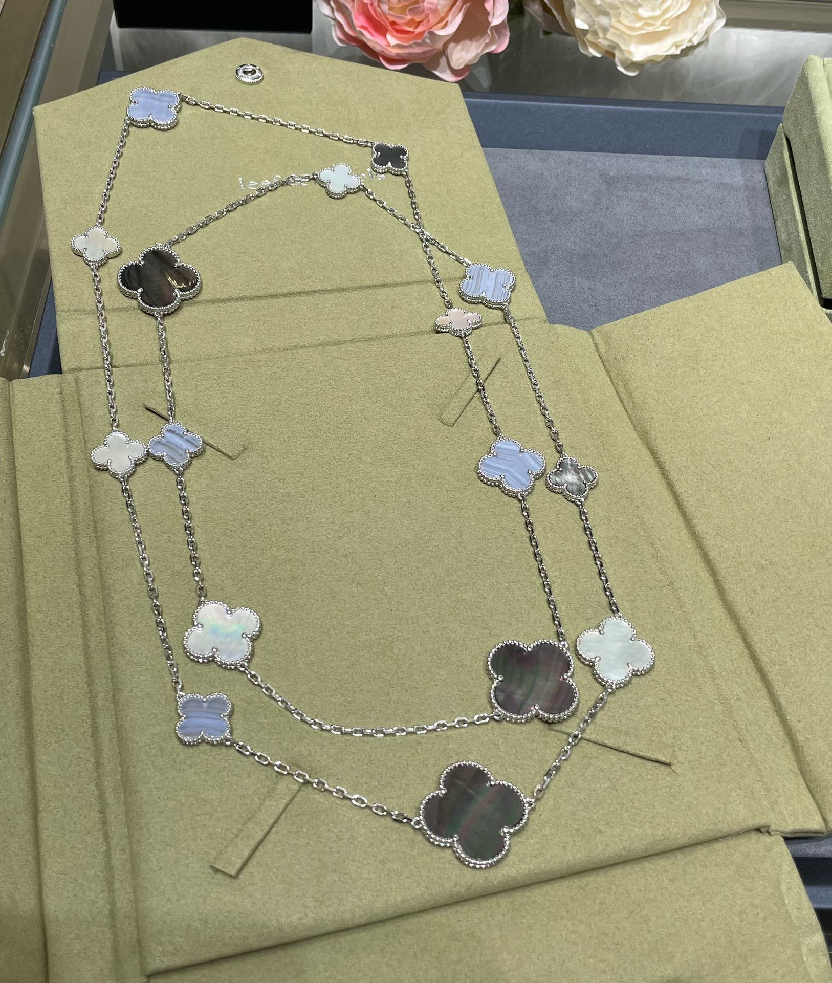 Lumi® Kleeblatt-Halskette mit 16 Motiven aus Chalcedon und Perlmutt