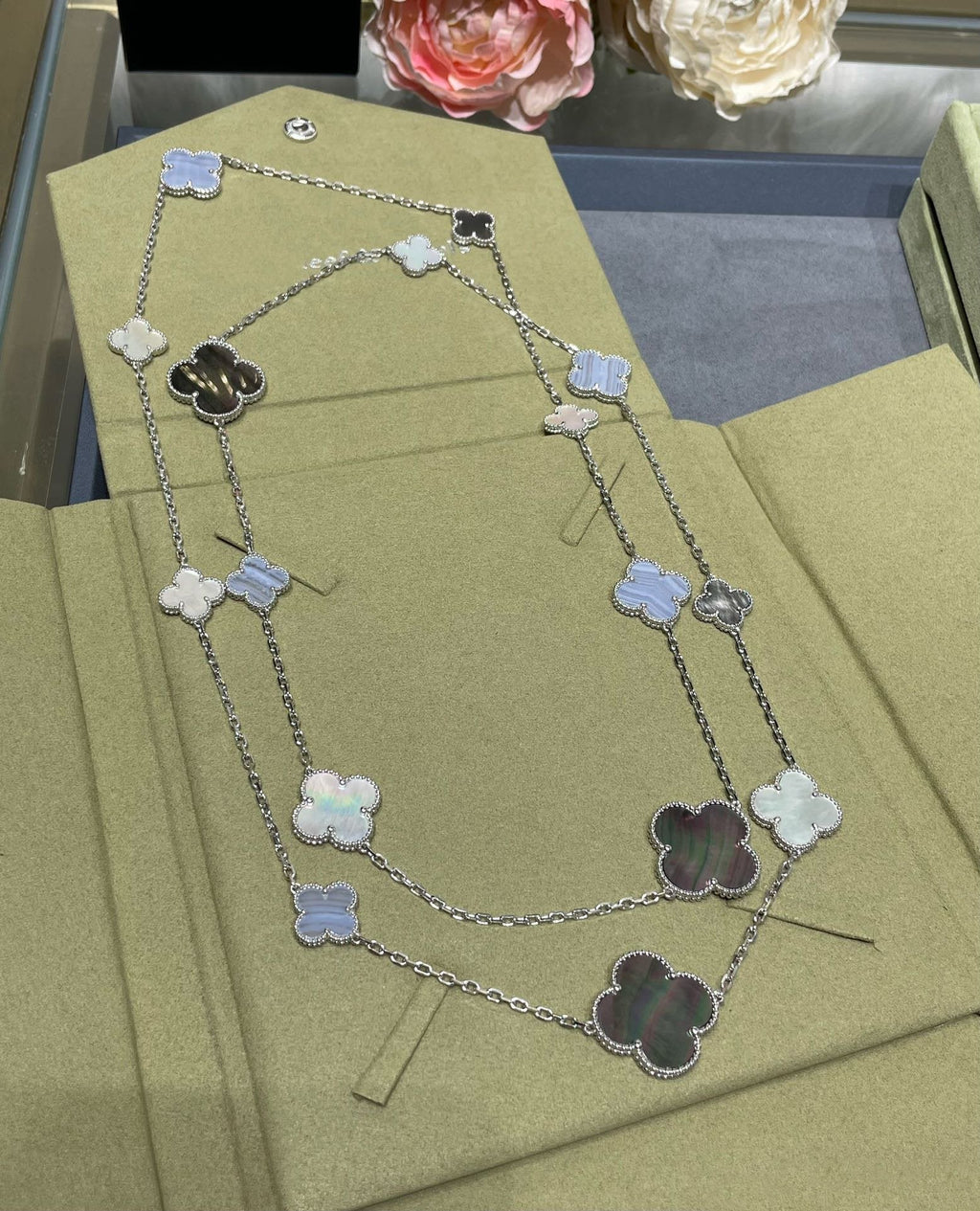 Lumi® Kleeblatt-Halskette mit 16 Motiven aus Chalcedon und Perlmutt