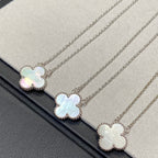 ¡®Lumi¡¯CLOVER MEDIUM SILBERWEISSE MOP-KETTE 