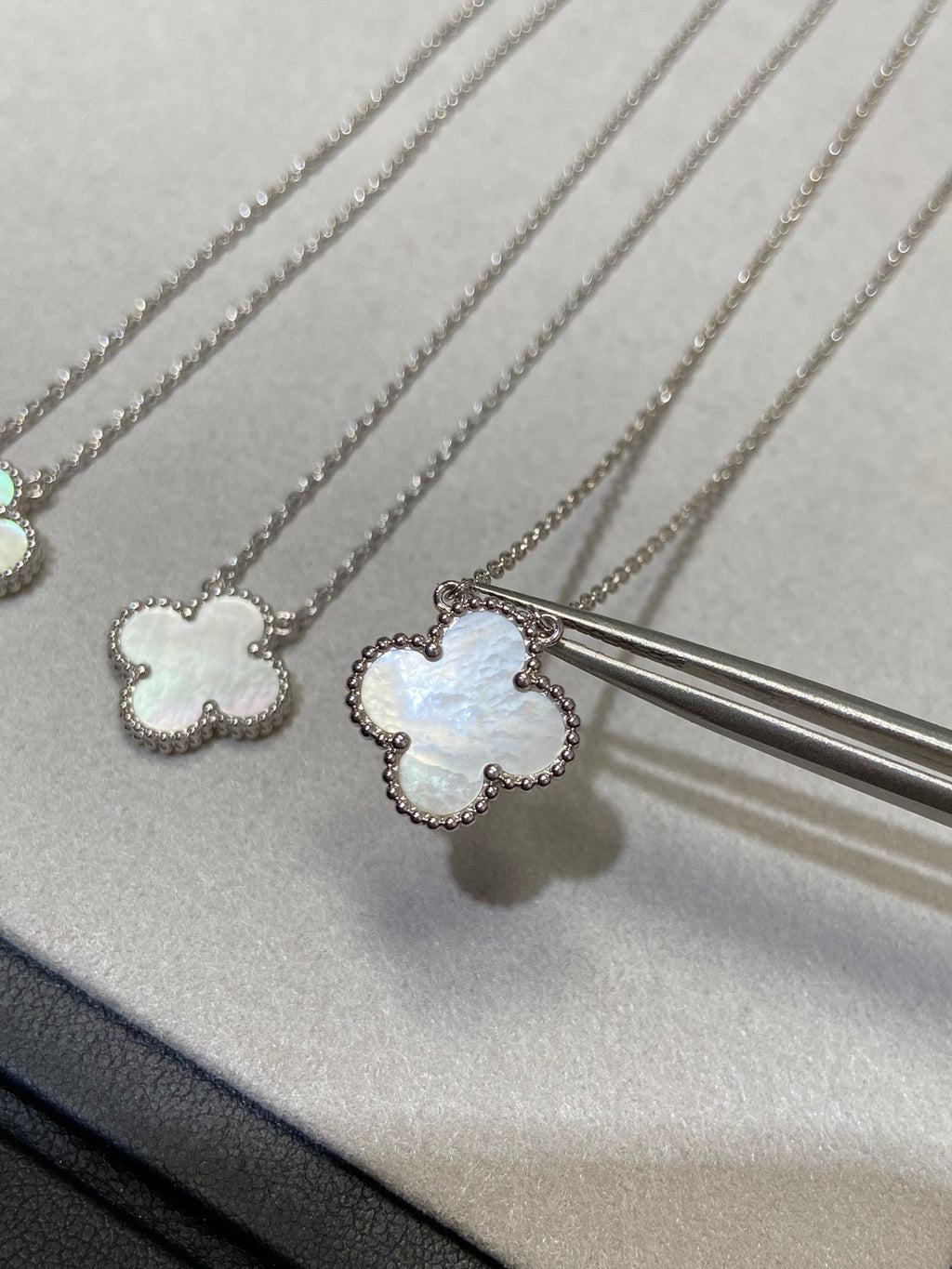 ¡®Lumi¡¯CLOVER MEDIUM SILBERWEISSE MOP-KETTE 