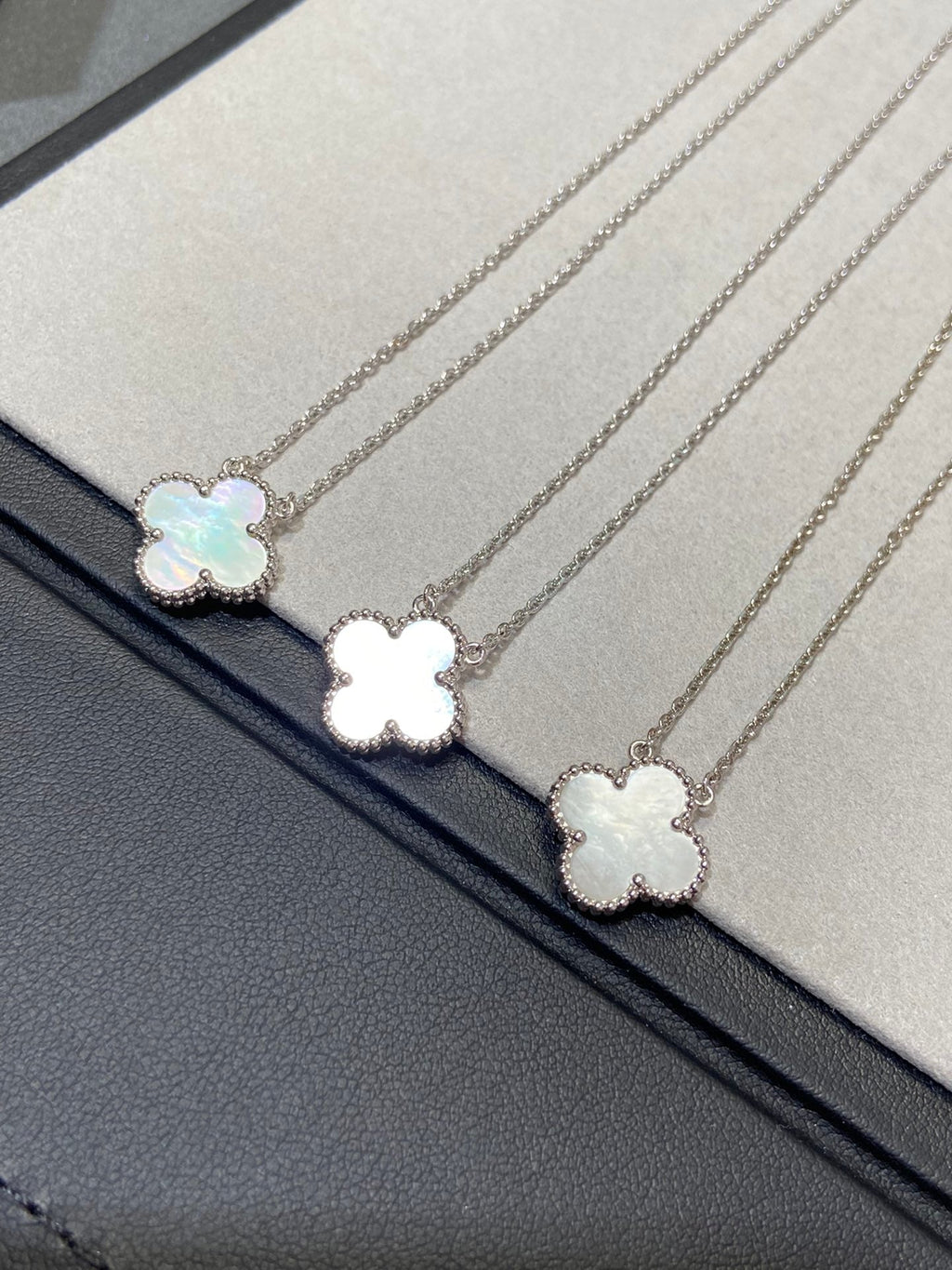¡®Lumi¡¯CLOVER MEDIUM SILBERWEISSE MOP-KETTE 