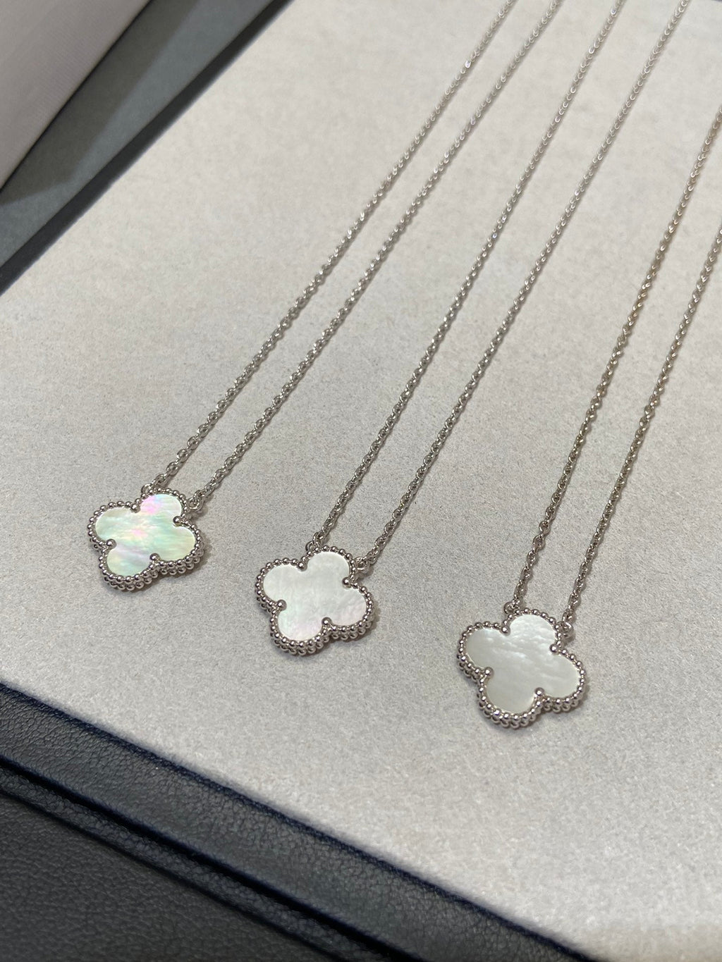 ¡®Lumi¡¯CLOVER MEDIUM SILBERWEISSE MOP-KETTE 