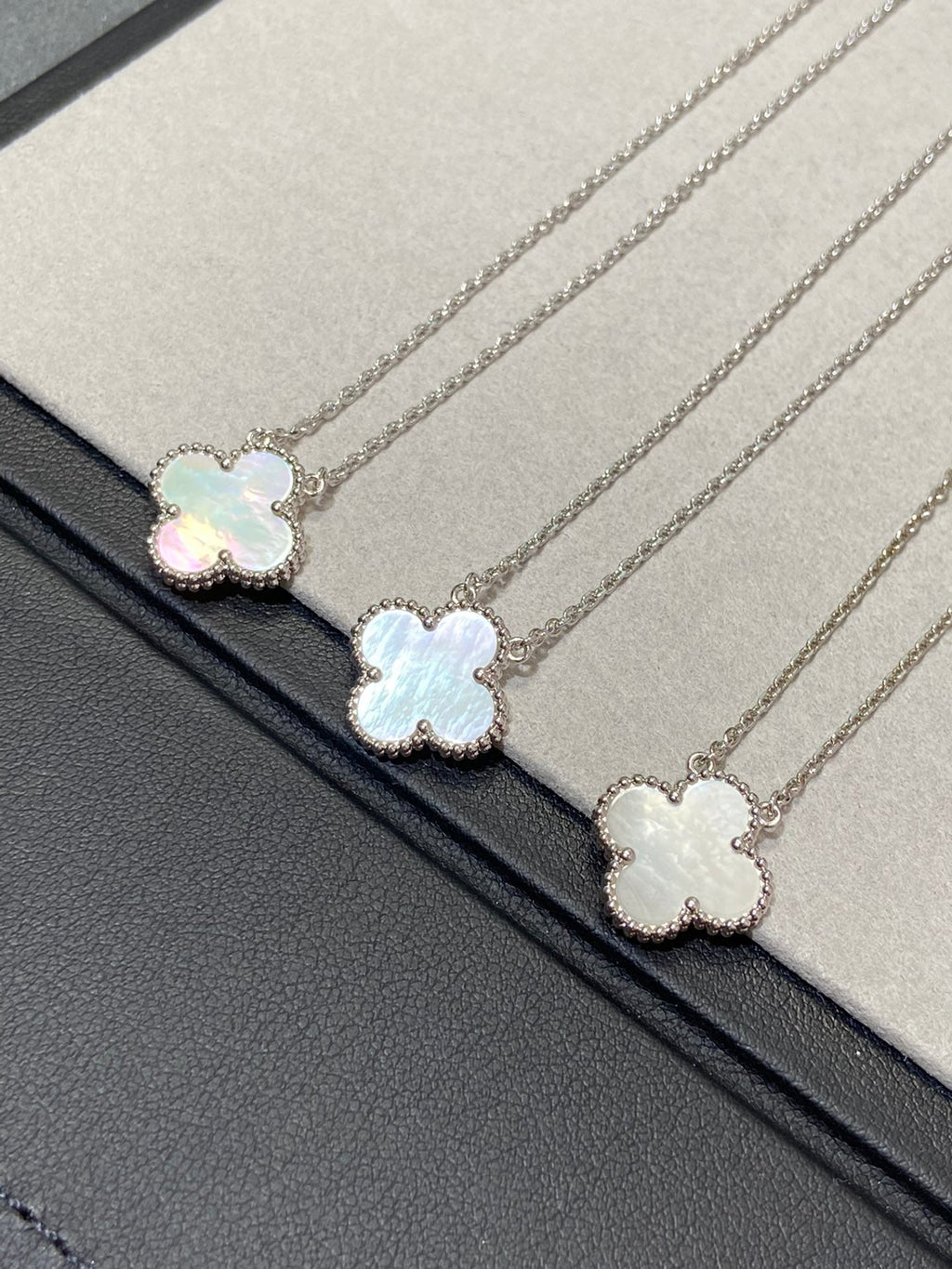 ¡®Lumi¡¯CLOVER MEDIUM SILBERWEISSE MOP-KETTE 