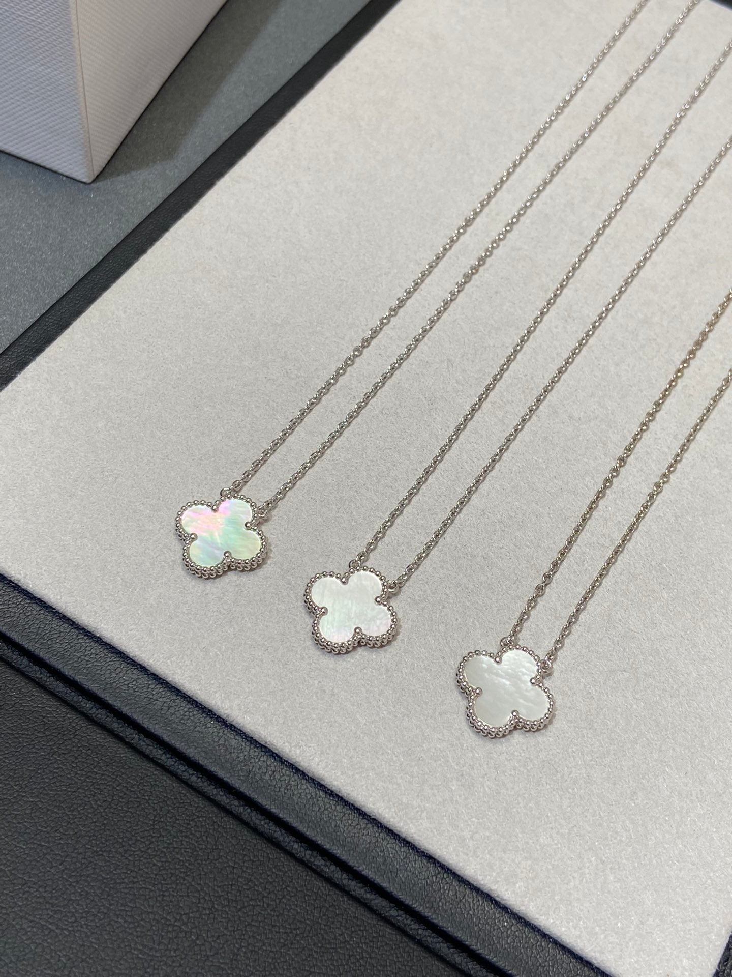 ¡®Lumi¡¯CLOVER MEDIUM SILBERWEISSE MOP-KETTE 