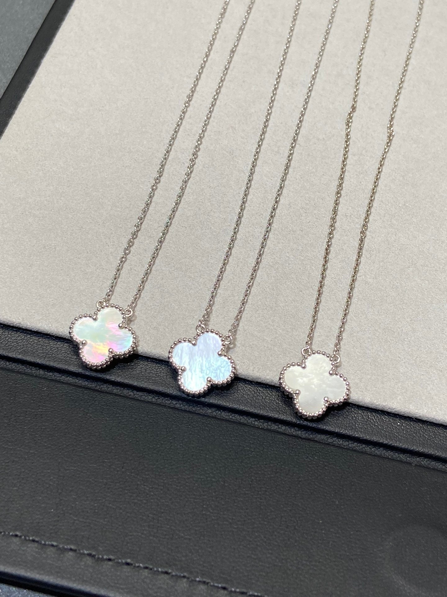 ¡®Lumi¡¯CLOVER MEDIUM SILBERWEISSE MOP-KETTE 