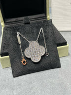Lumi® CLOVER 25MM GROSSER ANHÄNGER MIT DIAMANTENPAVED SILBERKETTE