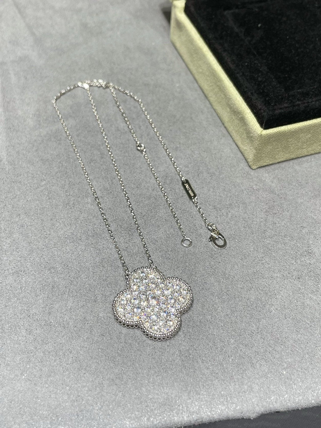 Lumi® CLOVER 25MM GROSSER ANHÄNGER MIT DIAMANTENPAVED SILBERKETTE
