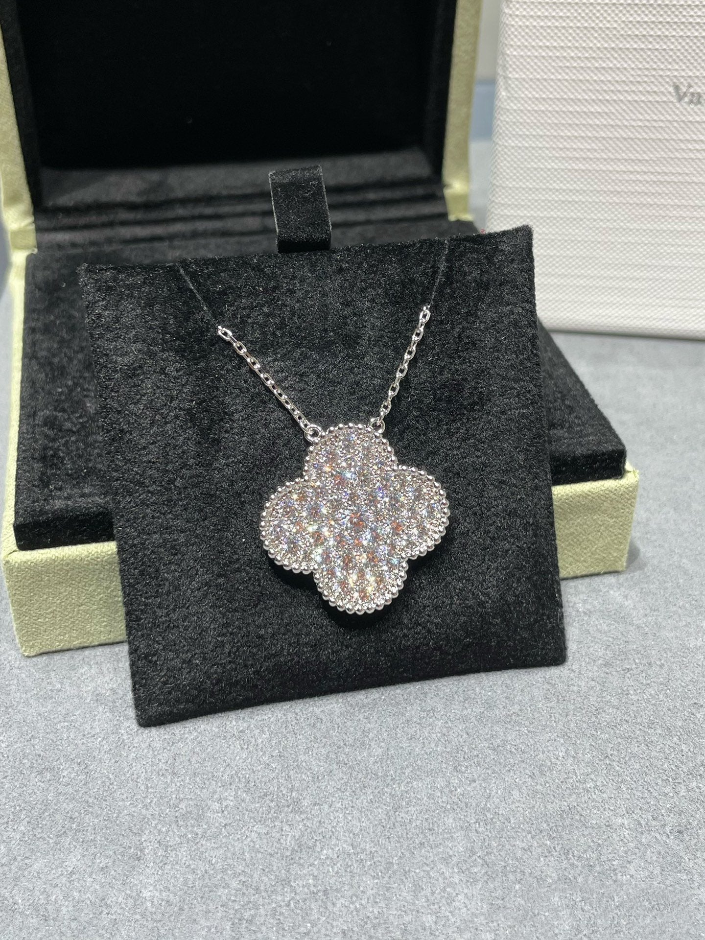 Lumi® CLOVER 25MM GROSSER ANHÄNGER MIT DIAMANTENPAVED SILBERKETTE