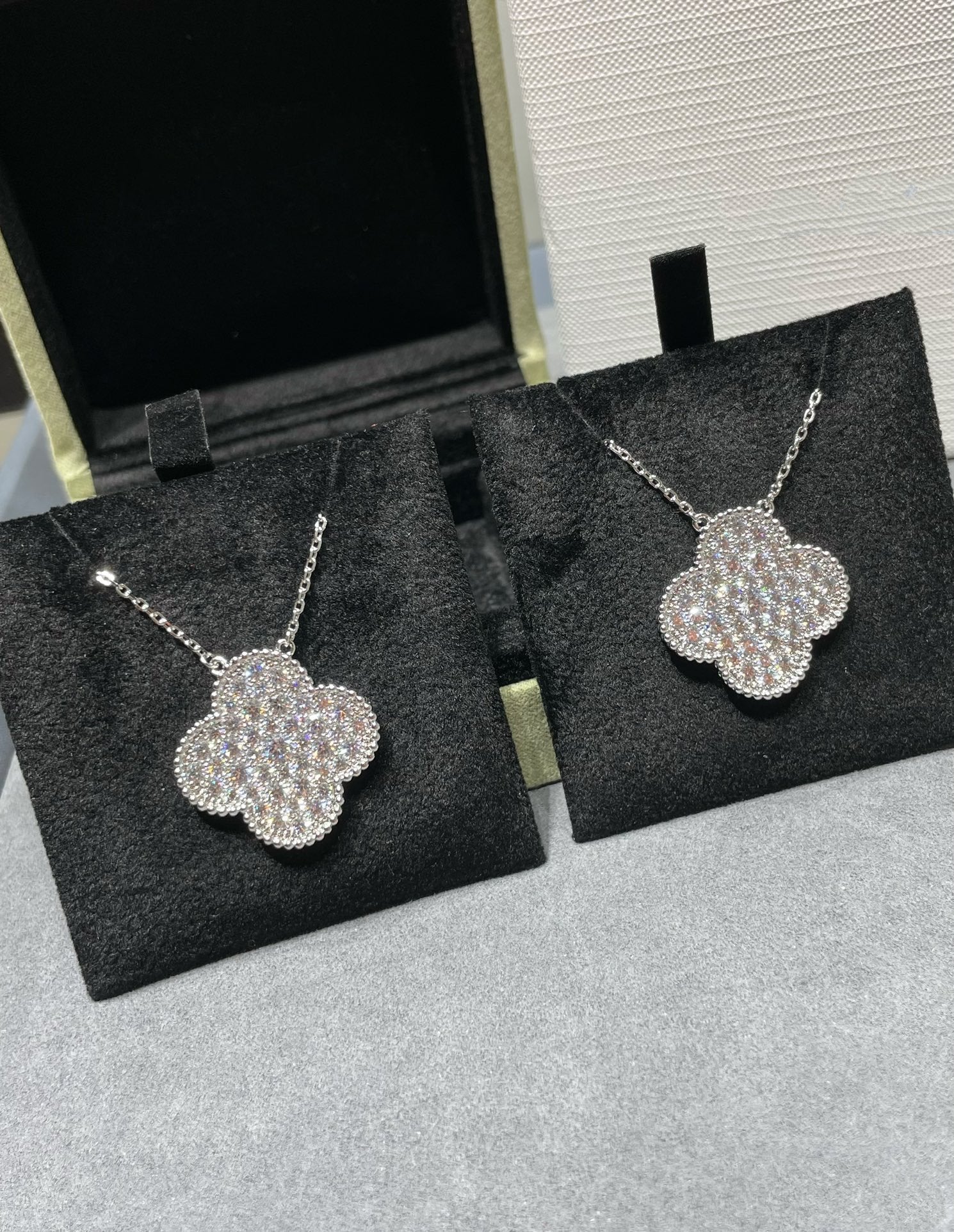 Lumi® CLOVER 25MM GROSSER ANHÄNGER MIT DIAMANTENPAVED SILBERKETTE