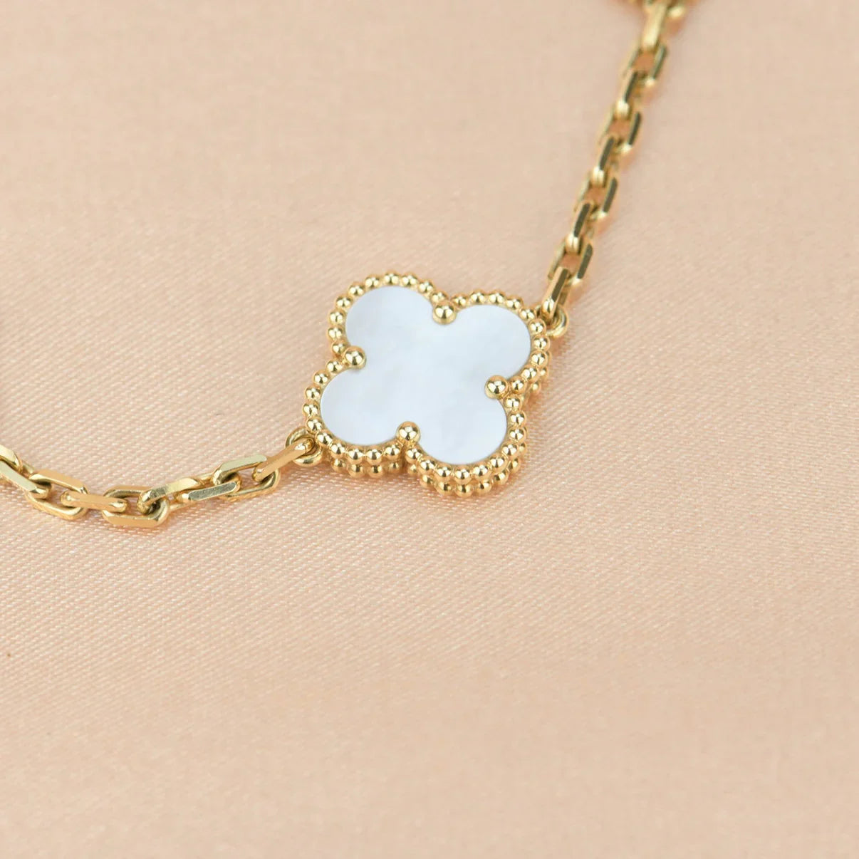 [Lumi jewelry]CLOVER WHITE PEARL MOP 5 MOTIF BRACELET COLLECTION