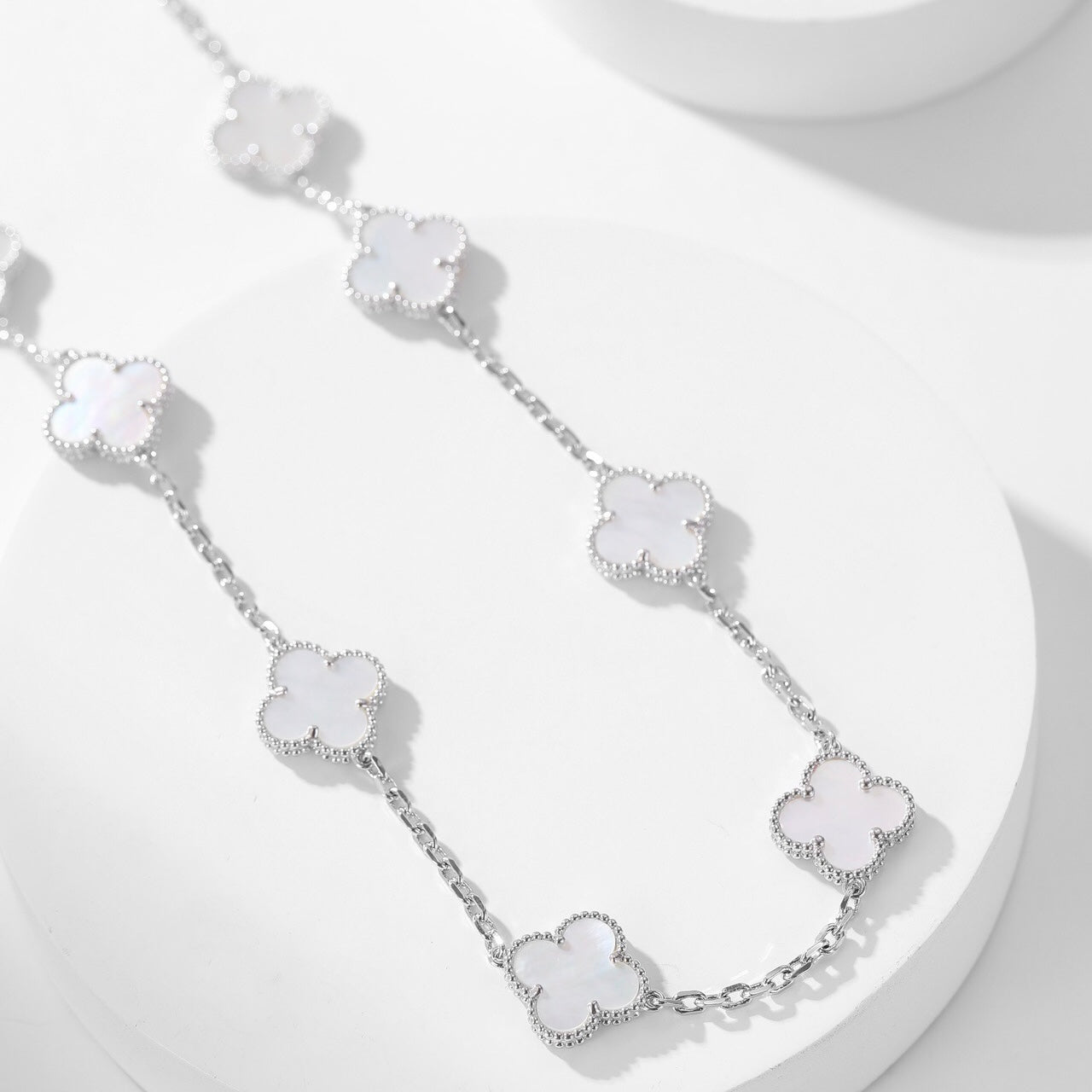 Lumi® Kleeblatt-Halskette mit 10 Motiven aus weißem Perlmutt
