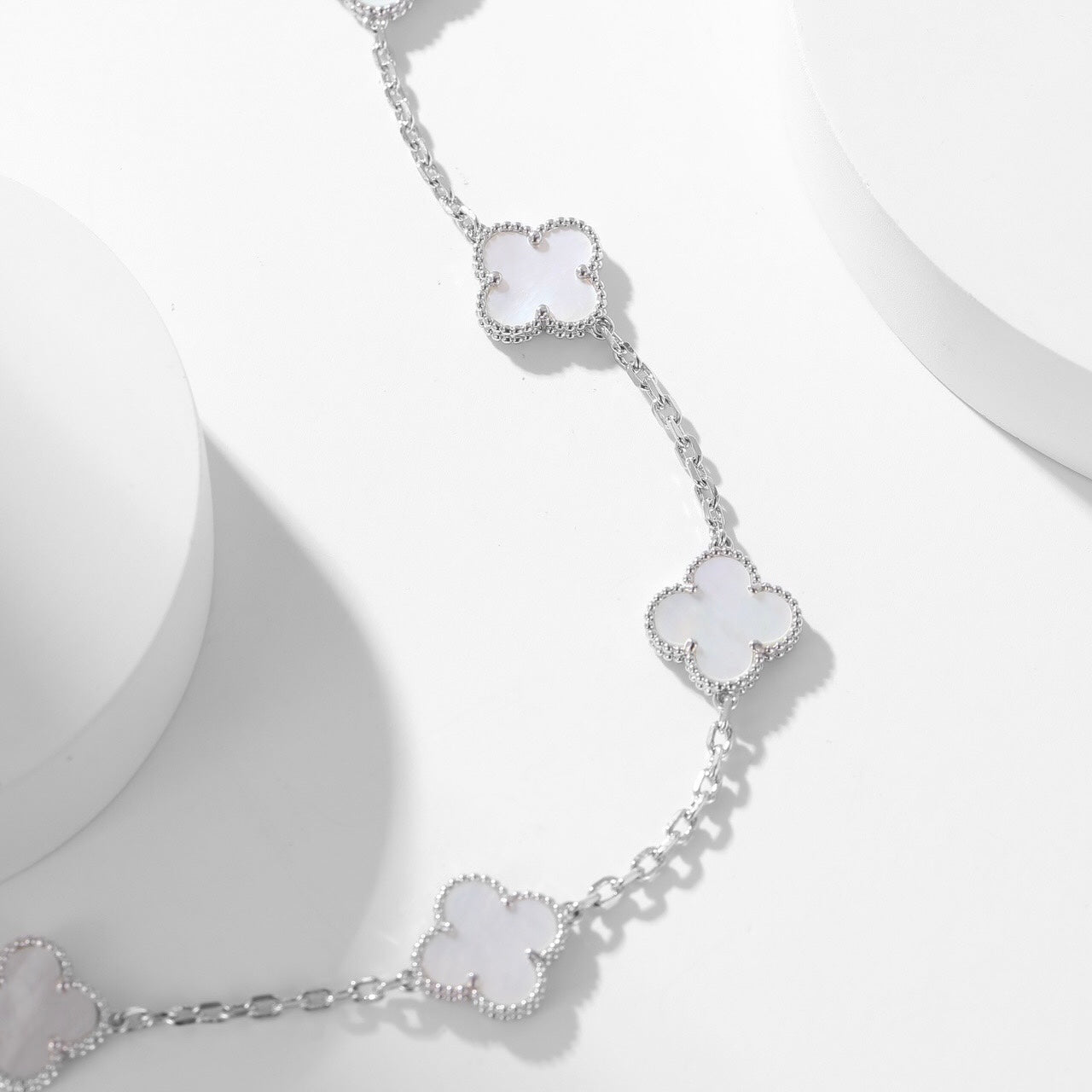 Lumi® Kleeblatt-Halskette mit 10 Motiven aus weißem Perlmutt