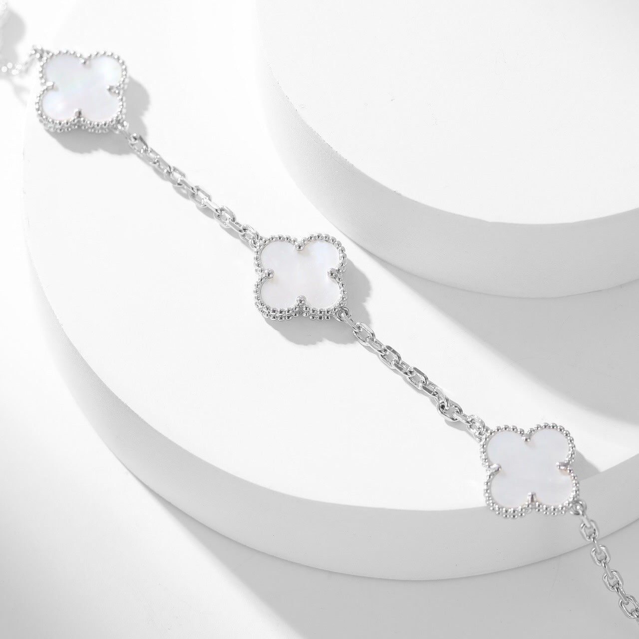 Lumi® Kleeblatt-Halskette mit 10 Motiven aus weißem Perlmutt