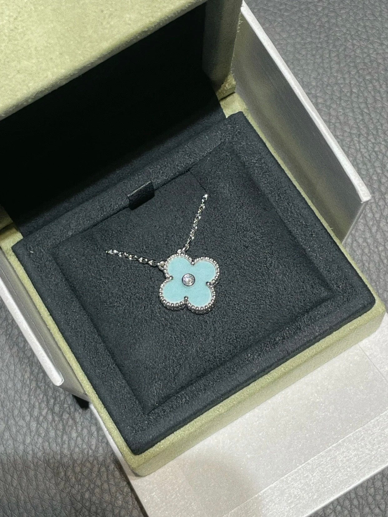 LumiClover 1 Diamant-Halskette aus hellblauem Silber